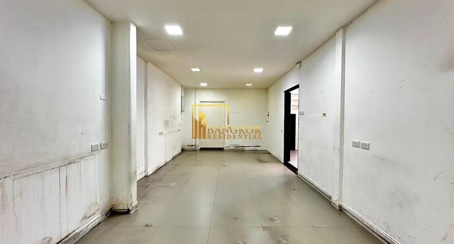 Haus zur Miete mit 3 Zimmer in Watthana, Bangkok