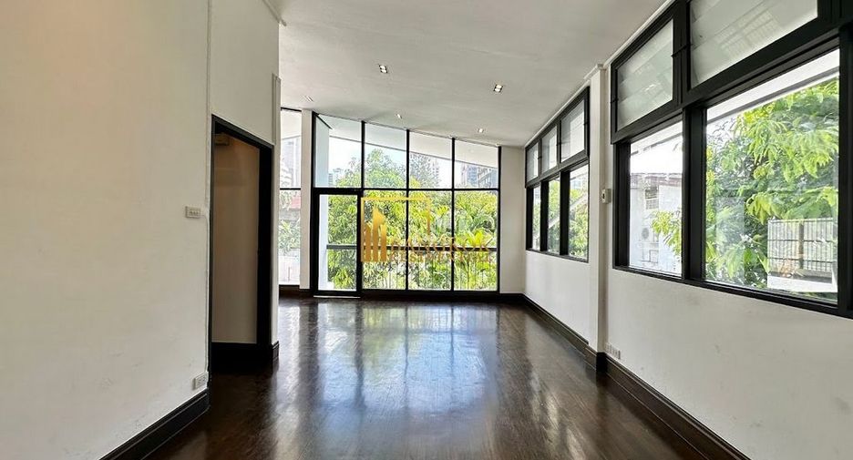 Haus zur Miete mit 3 Zimmer in Watthana, Bangkok