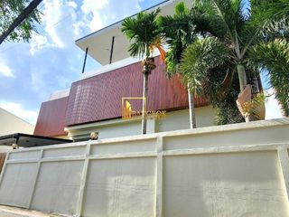 Haus zur Miete mit 3 Zimmer in Watthana, Bangkok