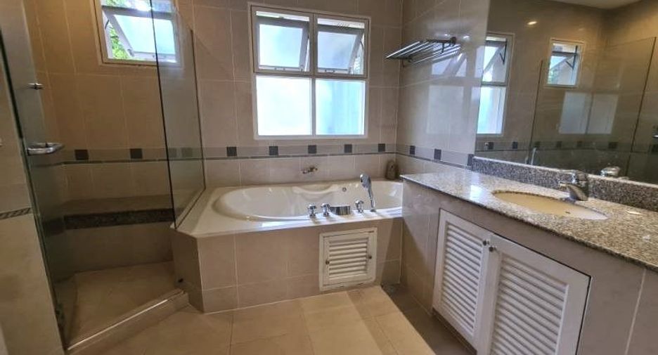 For rent 4 bedrooms house in Mueang Samut Prakan, Samut Prakan