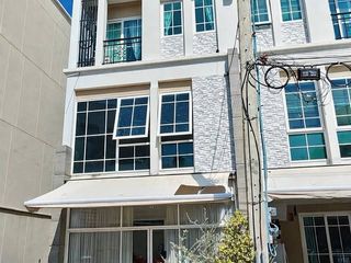 For rent 4 bedrooms townhouse in Bang Na, Bangkok