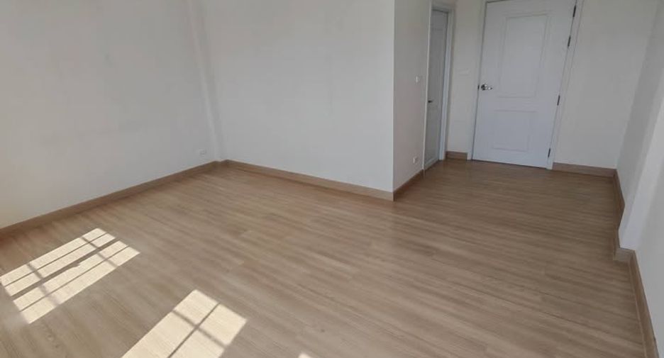 For rent 4 bedrooms townhouse in Bang Na, Bangkok