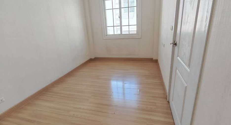 For rent 4 bedrooms townhouse in Bang Na, Bangkok