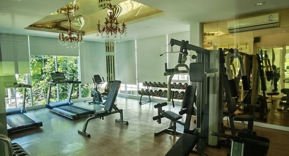 For rent 4 bedrooms townhouse in Bang Na, Bangkok
