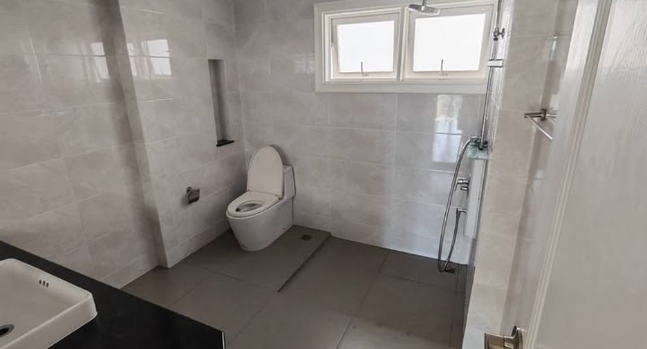 For rent 4 bedrooms townhouse in Bang Na, Bangkok