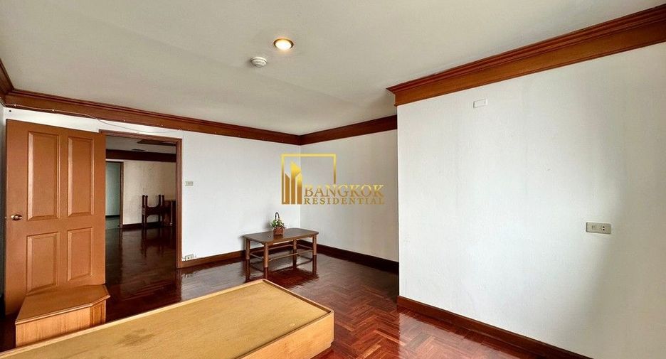 For rent 5 bedrooms apartment in Watthana, Bangkok
