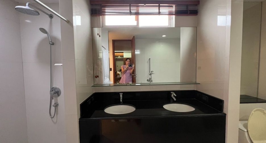 For rent 4 bedrooms condo in Khlong Toei, Bangkok