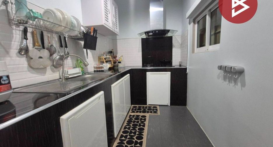 For sale 4 bedrooms townhouse in Sam Phran, Nakhon Pathom