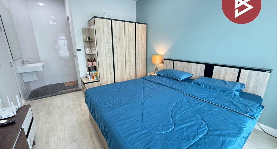 For sale 4 bedrooms townhouse in Sam Phran, Nakhon Pathom