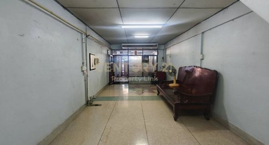 For sale 2 bedrooms townhouse in Huai Khwang, Bangkok