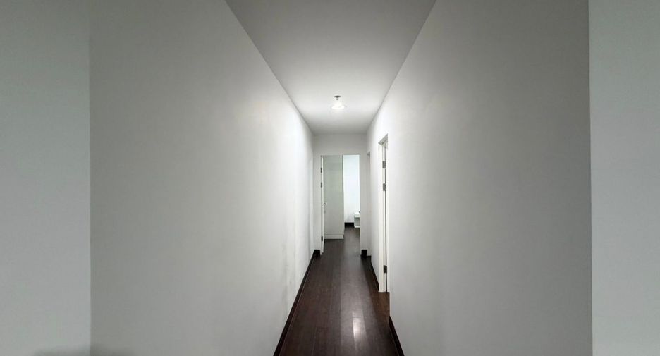 Condo en alquiler de 2 habitaciones en Huai Khwang, Bangkok