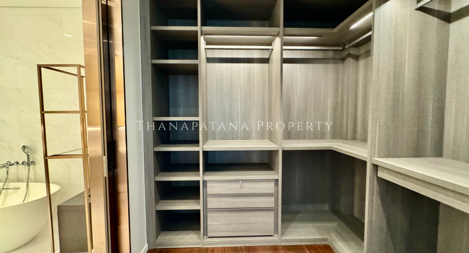 For rent and for sale 2 bedrooms condo in Pathum Wan, Bangkok