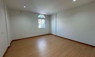 Reihenhaus zum Kauf mit 2 Zimmer in Lat Phrao, Bangkok
