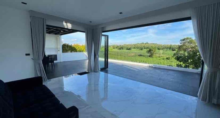 Villa en alquiler y en venta de 4 habitaciones en Bang Lamung, Chonburi