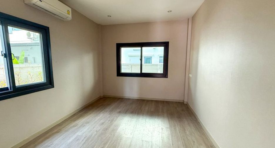 Продажа 4 спальни дом в Si Racha, Чонбури