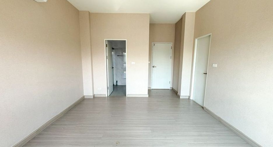 Продажа 4 спальни дом в Si Racha, Чонбури