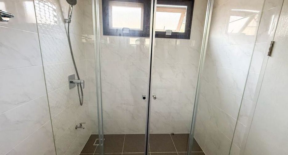 Продажа 4 спальни дом в Si Racha, Чонбури