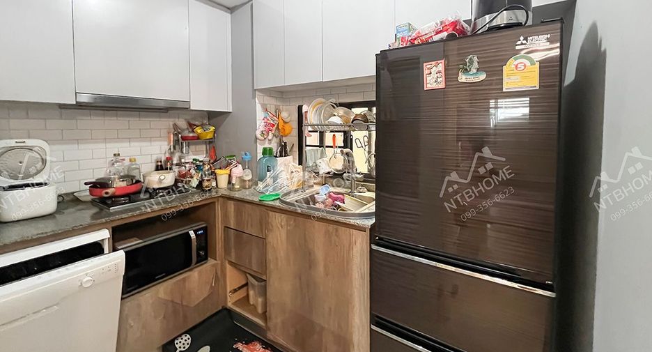 Casa adosada en venta de 3 habitaciones en Taling Chan, Bangkok