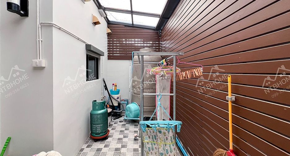 Casa adosada en venta de 3 habitaciones en Taling Chan, Bangkok