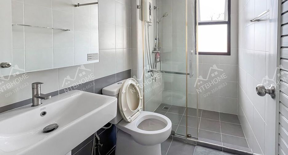 Casa adosada en venta de 3 habitaciones en Taling Chan, Bangkok