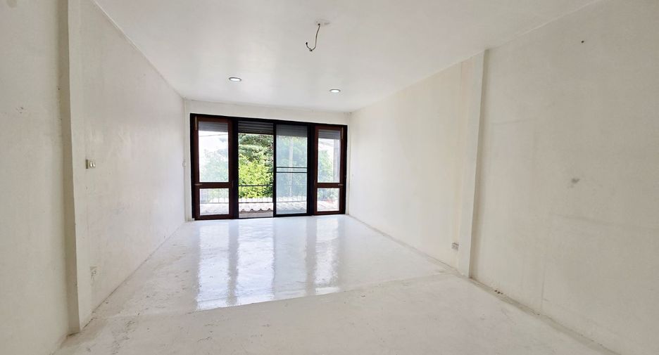 For sale retail Space in Watthana, Bangkok