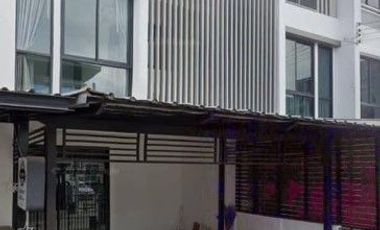 For rent 3 bedrooms townhouse in Wang Thonglang, Bangkok