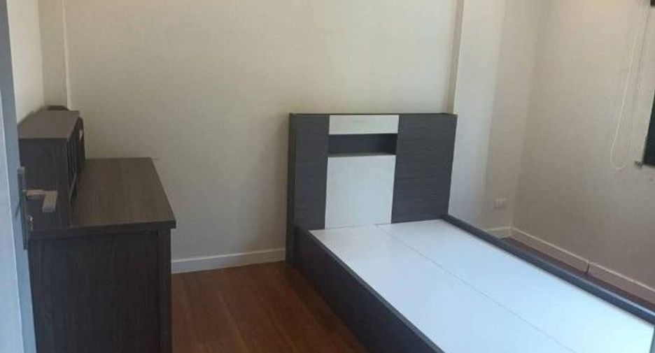 For rent 3 bedrooms townhouse in Wang Thonglang, Bangkok