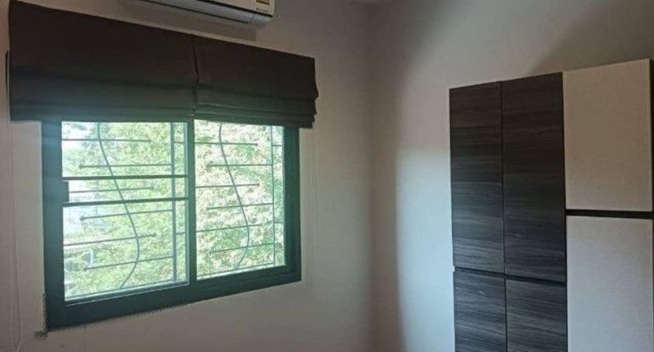 For rent 3 bedrooms townhouse in Wang Thonglang, Bangkok