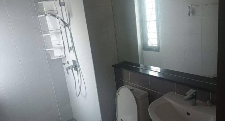 For rent 3 bedrooms townhouse in Wang Thonglang, Bangkok