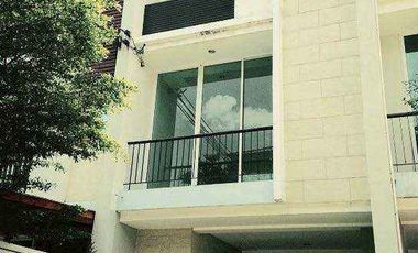 For rent 3 bedrooms townhouse in Yan Nawa, Bangkok