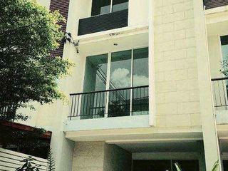 Reihenhaus zur Miete mit 3 Zimmer in Yan Nawa, Bangkok