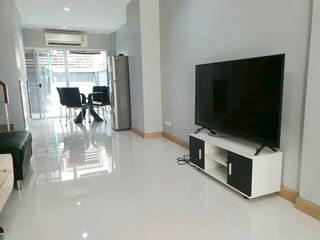 Reihenhaus zur Miete mit 3 Zimmer in Yan Nawa, Bangkok