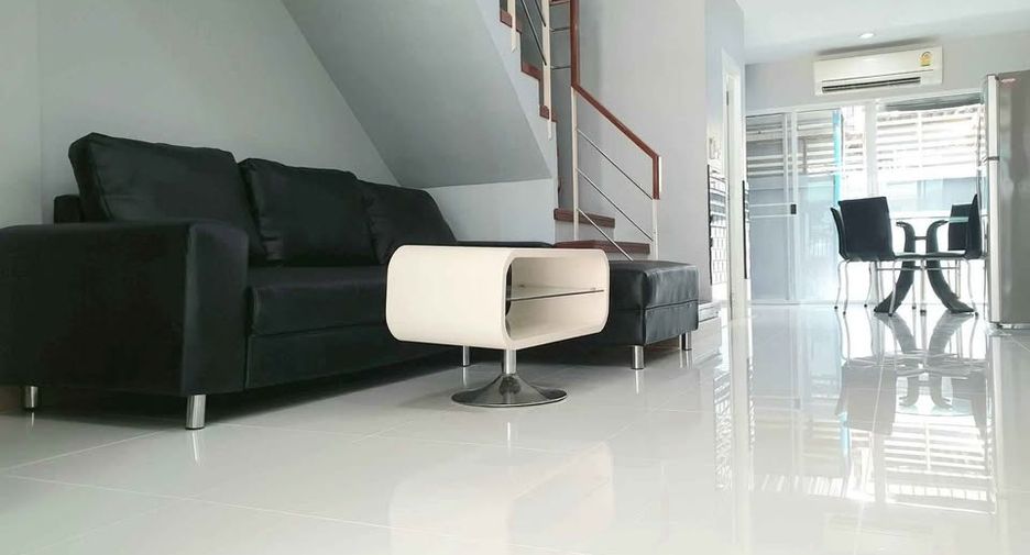 For rent 3 bedrooms townhouse in Yan Nawa, Bangkok