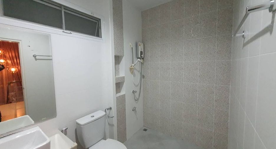 Haus zur Miete mit 4 Zimmer in Saphan Sung, Bangkok