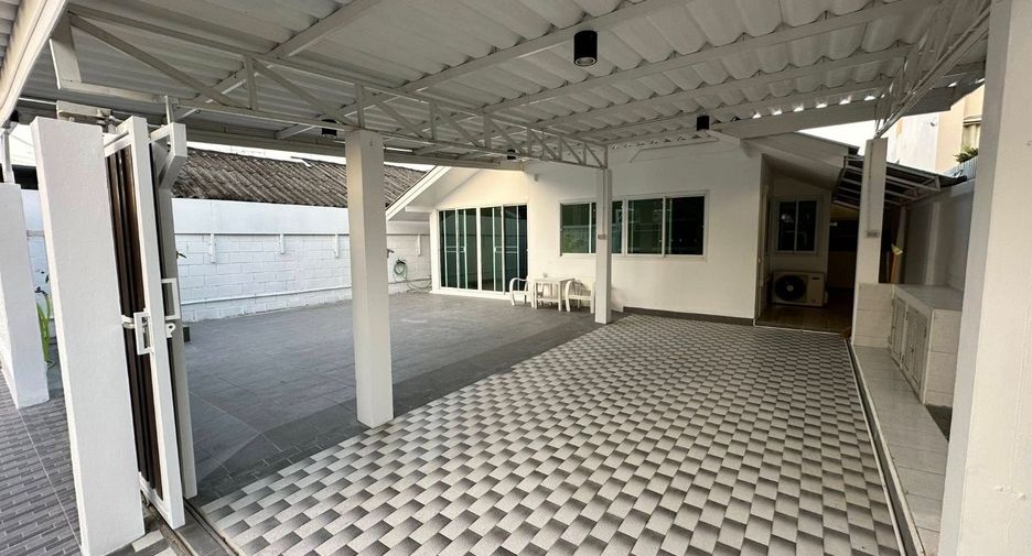 Haus zur Miete mit 3 Zimmer in Bang Kapi, Bangkok