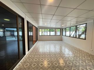 À louer 6 chambres maison à Huai Khwang, Bangkok