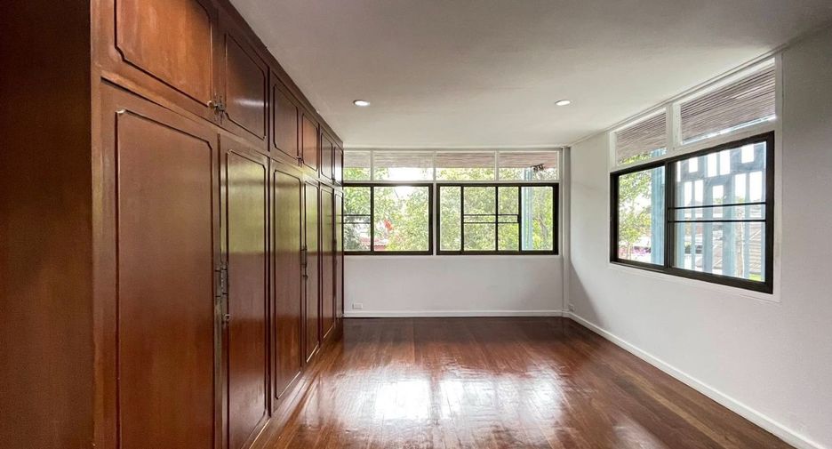 Haus zur Miete mit 6 Zimmer in Huai Khwang, Bangkok