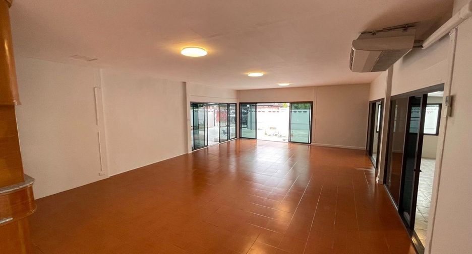 Haus zur Miete mit 6 Zimmer in Huai Khwang, Bangkok