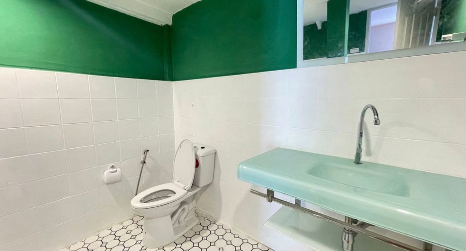 Haus zur Miete mit 6 Zimmer in Huai Khwang, Bangkok