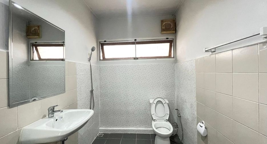 Haus zur Miete mit 6 Zimmer in Huai Khwang, Bangkok