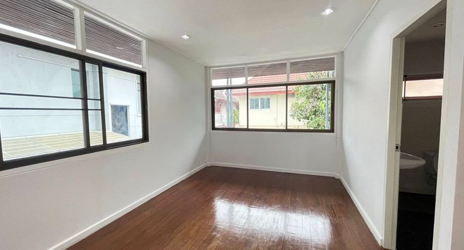 Haus zur Miete mit 6 Zimmer in Huai Khwang, Bangkok