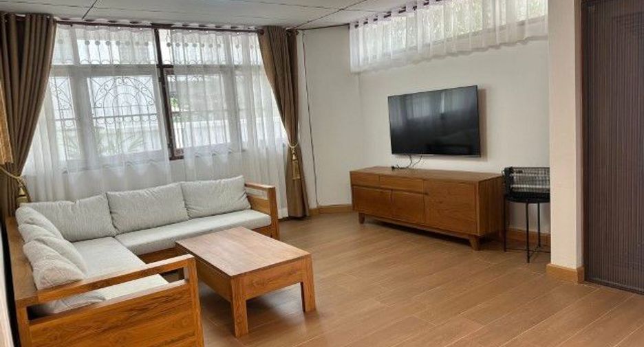 For rent 4 bedrooms house in Phra Khanong, Bangkok