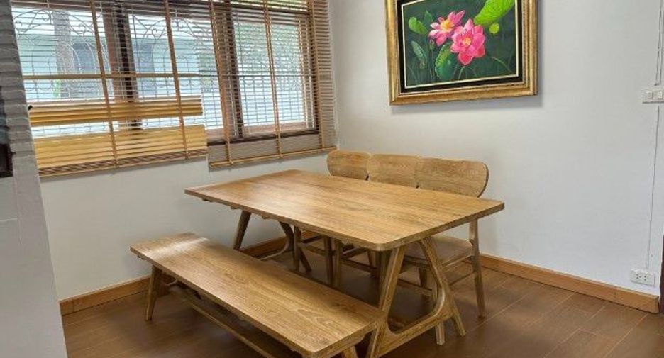 For rent 4 bedrooms house in Phra Khanong, Bangkok