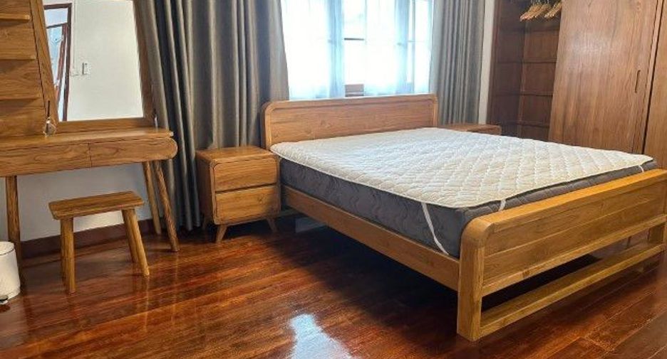 For rent 4 bedrooms house in Phra Khanong, Bangkok