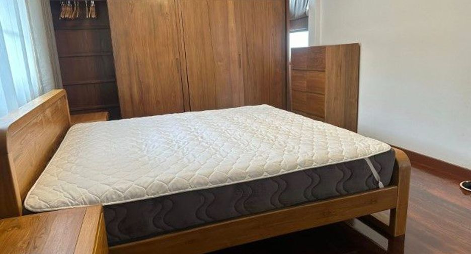 For rent 4 bedrooms house in Phra Khanong, Bangkok