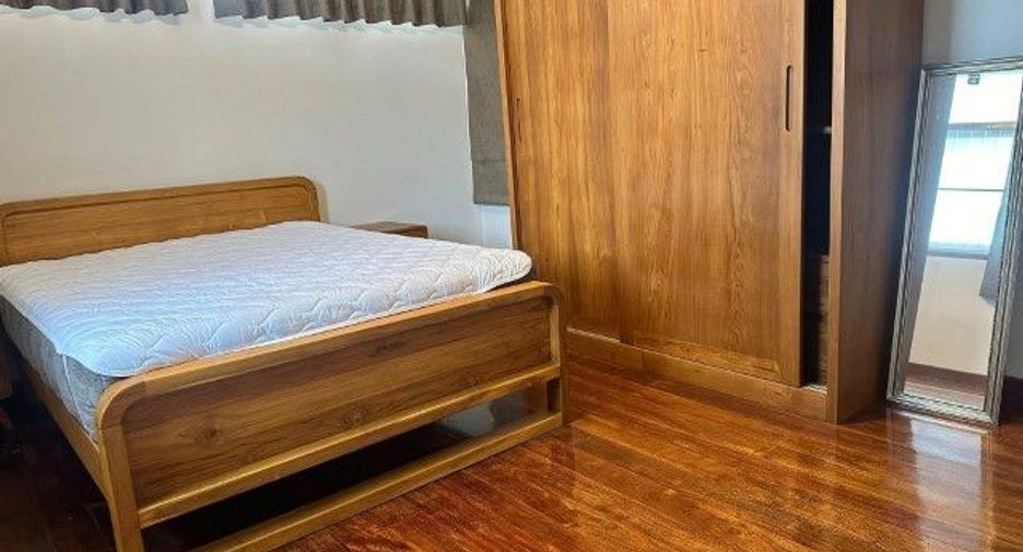 For rent 4 bedrooms house in Phra Khanong, Bangkok
