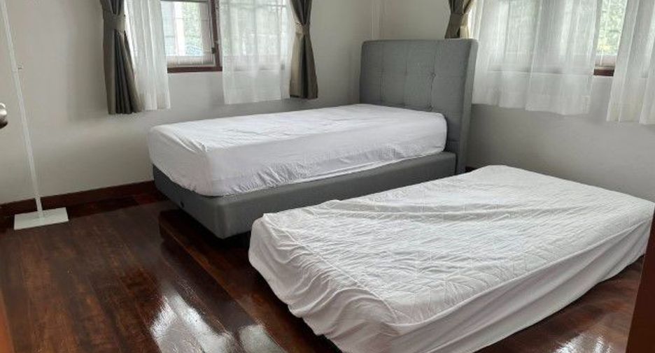 For rent 4 bedrooms house in Phra Khanong, Bangkok
