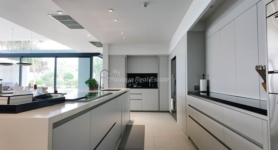 For sale 5 bedrooms villa in Sattahip, Chonburi