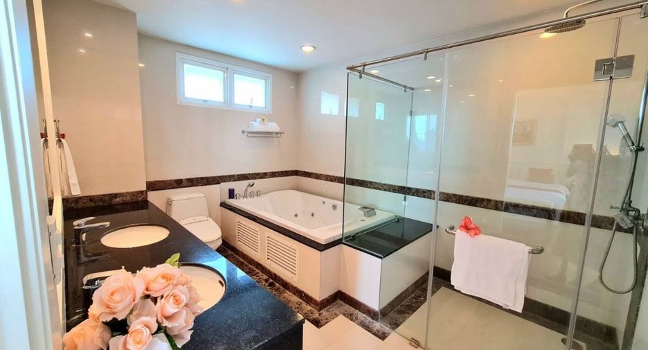 For rent 4 bedrooms condo in Watthana, Bangkok