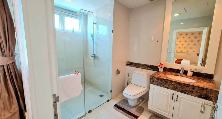 For rent 4 bedrooms condo in Watthana, Bangkok